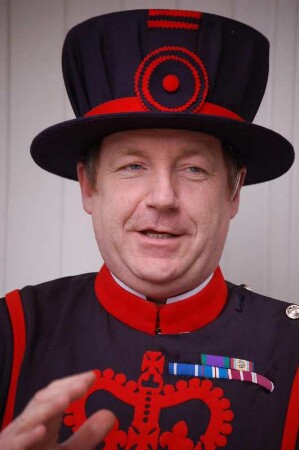 Towerwächter : Porträt eines königlichen "Beefeaters" im Tower, aufgenommen im Mai 2006. Foto Uwe Gerig