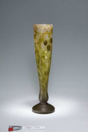Vase mit Pflanzendekor