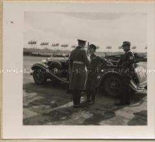 Generalfeldmarschall von Blomberg begrüßt den Bruder des Kaisers von Japan Prinz Chichibu auf dem Reichsparteitag der NSDAP in Nürnberg