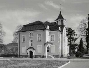 Neukirch, Fabrikantenvilla : Neukirch (Kreis Bautzen), Fabrikantenvilla der Werkzeugfabrik, Straße der Freundschaft 15, um 1902, Parkansicht