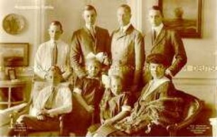 Das Kronprinzenpaar Wilhelm und Cecilie mit seinen Kindern