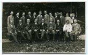 Gruppenbild von Männern vor Bäumen