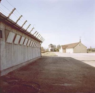 Weimar-Buchenwald. Nationale Mahn- und Gedenkstätte Buchenwald, Lagerzaun und Wachtturm