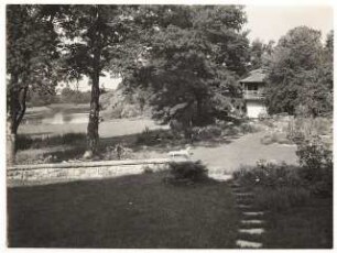 Garten Niemöhlmann, Hamburg: Wohnhaus und Garten am Wasser gelegen