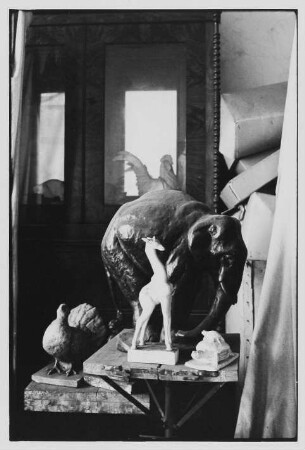 Tierstatuetten im Atelier der Bildhauerin Etha Richter : Dresden-Striesen, Borsbergstraße 11. Atelier der Künstlerin. Tierstatuetten der Bildhauerin Etha Richter