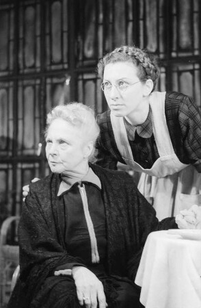 Theater am Schiffbauerdamm Berlin: "Der Fall Paul Eszterag" : Szene mit Margarete Kupfer (links) und Susanne Wisten (rechts)