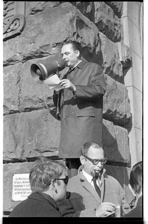 Kleinbildnegativ: Jürgen-Gerull-Kundgebung, Rathaus Charlottenburg, 1968
