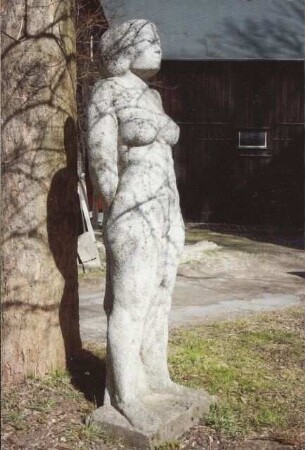 Frau mit Armen nach hinten