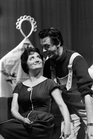 Szenenbilder aus "Messeschlager Gisela", Operette von Gerd Natschinski. Metropol-Theater Berlin, Oktober 1960