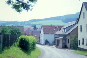 Straßenansicht am Ortseingang, anliegende Häuser