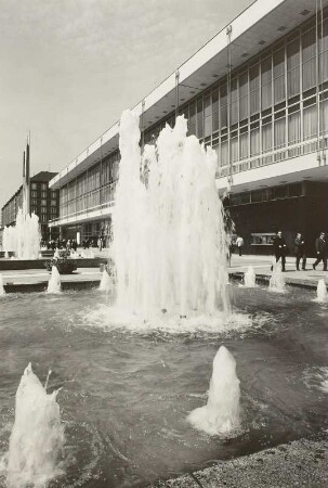 Drei Wasserbecken (mit Springbrunnen)