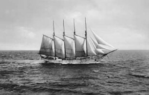 Viermast-Segelschiff auf dem Meer