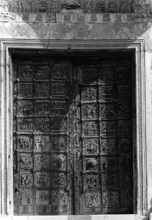 Zweiflügelige Tür : Zweiflügelige Tür. Bronze (vor 1138). Verona, Kirche San Zeno Maggiore, Westfassade, Portal