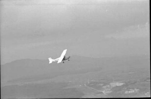 Oberrimsingen: Cessna 172 mit beiden Fallschirmspringern beim Hochdrehen