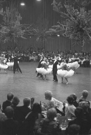 Jubiläumsball der Tanzschule Großkopf-Tönnies in der Schwarzwaldhalle anlässlich ihres 100jährigen Bestehens