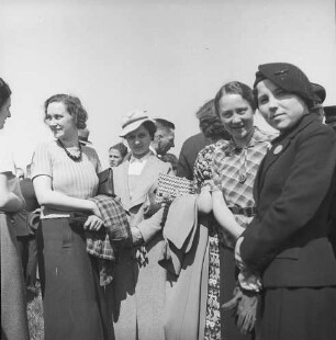 Dresden. Maifeier 1937. Mitarbeiter und Mitarbeiterinnen der Sächsichen Landesbildstelle am Sammelpunkt zur Kundgebung