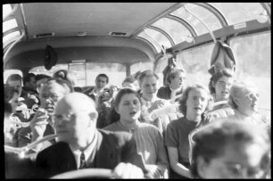Fernpass: Gruppe im Autobus am Fernpass