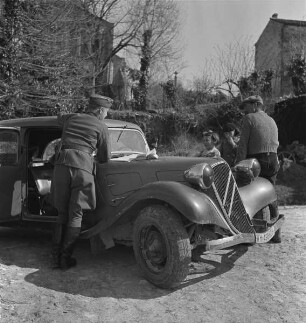 Hans-Adalbert von Stockhausen (links) im Gespräch mit einem Bauern (Aufnahme im Rahmen der Fotokampagne im besetzten Frankreich)