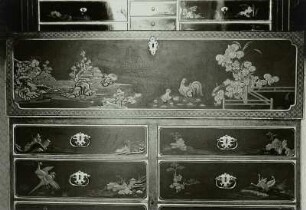 Schreibschrank, Schloß Pillnitz : Schreibschrank. Fichtenholz, Lack (rot), Blattgold & Messing, Spiegelglas (1726/1730; M. Schnell). Verschlossenes Pultfach und obere Schubkästen. Dresden-Pillnitz, Schloss (Spiegeltüren Kriegsverlust)