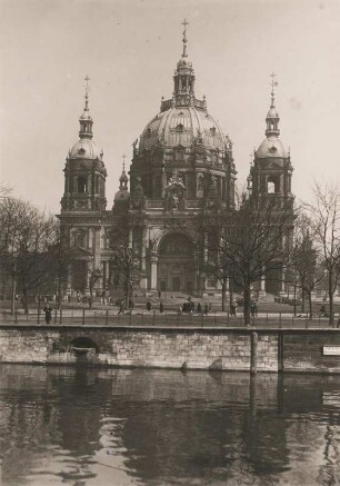 Berlin-Mitte. Berliner Dom. Blick über die Spree auf den, von 1894 - 1905 im Baustil der Neorenaissance errichteten, Dom
