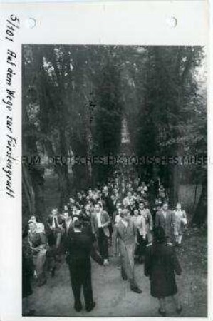 Auf dem Weg zur Kranzniederlegung in der Weimarer Fürstengruft bei den Goethe-Festtagen 1949