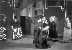 Uraufführung "Der Protagonist" von Kurt Weill : Der Protagonist. Oper von Kurt Weill auf Text von Georg Kaiser. Staatsoper Dresden, Uraufführung 27.3.1926 unter Leitung von Fritz Busch. Szenenbild Probe der tragischen Pantomime: der Protagonist (Curt Taucher) tötet seine Schwester (Elisa Stünzner), rechts Ludwig Eybisch als Hausmeister. Regie: J. Gielen; Bühnenbild: A. Mahnke; Kostüme: L. Fanto