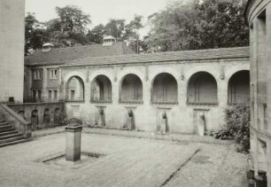 Dresden-Tolkewitz. Krematorium (1909-1911; F. Schumacher). Innenhof mit Brunnen