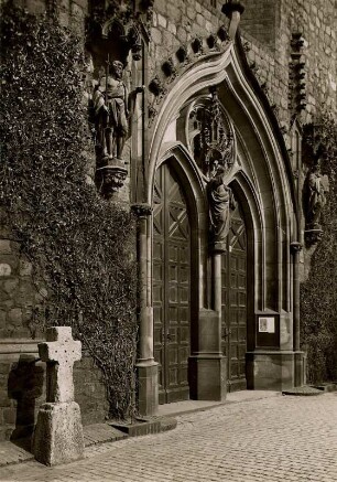 Berlin-Mitte. Ansicht des gotischen Hauptportals der um 1292 in Backsteingotik errichteten Marienkirche mit dem großen Sühnekreuz