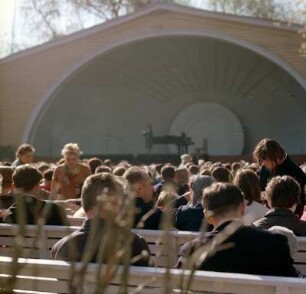 Besucher einer Freilichtbühne und Bühnenmuschel im Gorki-Park