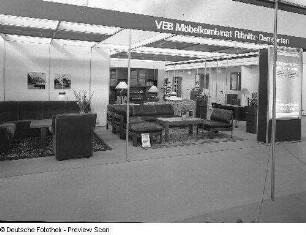 Ausstellungskojen mit Wohnzimmermöbeln des VEB Möbelkombinat Ribnitz-Damgarten