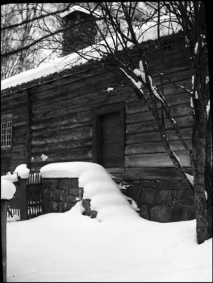 Lillehammer: Freilichtmuseum, alte norwegische Häuser, verschneite Treppe