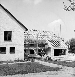 Haus Lichtensee: Propstei Stormarn: evangelisches Zentrum mit Altersheim und Jugendheim: rechts hinten Erweiterungsbau im Rohbau: davor zwei Kinder
