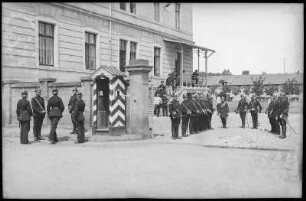 Dresden. Kaserne des Königlich Sächsischen 4. Feldartillerie-Regiments No. 48, Wachablösung