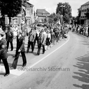 Volks- und Schützenfest: Festumzug: Rathausstraße: Schützenvereine marschieren mit Fahnen: hinten links Hotel Jägerstube: an den Straßenrändern Zuschauer, 5. August 1979