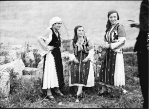 Bukarest: Drei Mädchen in Tracht