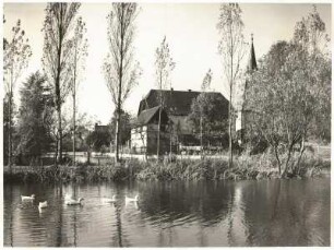 Bärnsdorf. Dorfteich mit Blick zur Kirche