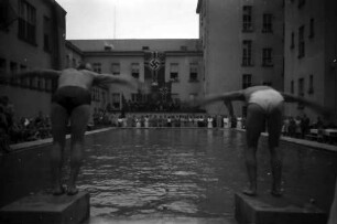 Baneasa: Luftwaffenlazarett, Bassin mit Wettschwimmern, zwei springen ins Wasser