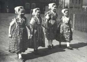 Mädchen in Sonntagstracht : Kleidung - Tracht. Hoyerswerdaer Tracht. Ort: Wulki Čisk / Groß Zeißig. Vier Mädchen in Sonntagstracht (aus dem Kindergarten).