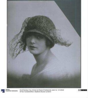 Frau mit Hut von Regina Friedlaender