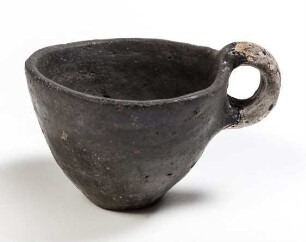 Kleine Tasse mit Henkel