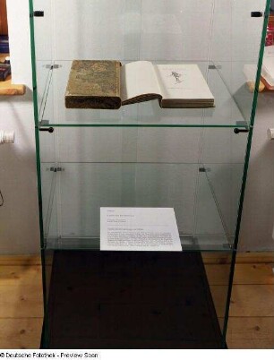 Raumaufnahme. Ausstellungsvitrine (Erdgeschoß) mit Illustrationen von R. Dreher zu Voltaire "Candide oder der Optimismus"