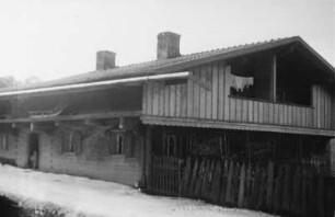 Altes Blockhaus : Altes Blockhaus mit Holzlagergalerie bei Lohberg