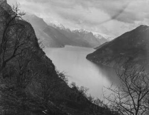 See im Tal : Blick in ein Bergtal mit einem großen See