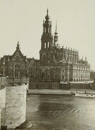 Dresden. Katholische Hofkirche von der Augustusbrücke
