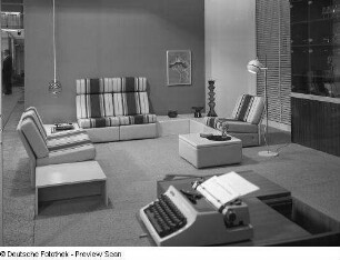 Sitzgruppe (variabel) : Variable Sitzgruppe (1972; Möbelkombinat Halle). Ansicht mit Beistelltischen