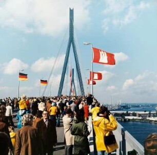 Hamburg, Köhlbrandbrücke : Hamburg. Eröffnung der Köhlbrandbrücke. Hamburger Bürger nehmen die Brücke in Betrieb