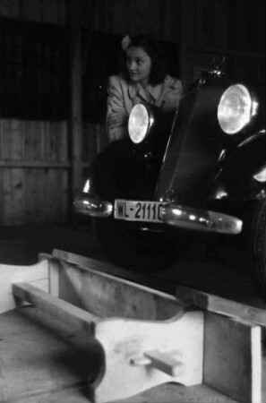 Bukarest: UfA-Truppe, Spiel im Luftwaffen-Lazarett, Beleuchtung, Autoscheinwerfer auf Rampe mit Christa Dilthey