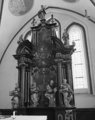 Altaraufsatz mit Darstellung der Kreuzigung Christi und den vier Evangelisten