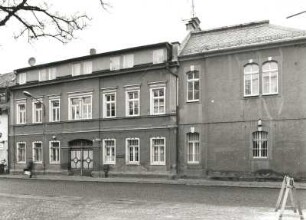 Radeburg, Heinrich-Zille-Straße 9. Ehemaliges Amtsgericht (um 1840). Ansicht mit Verwaltungsanbau (1851/1900) am ehemaligen Gefängnis