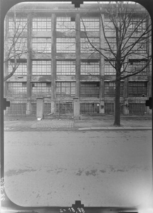 Dresden-Striesen, Glashütter Straße 101. Fabrikgebäude (1936-1938). Straßenfront (Teilansicht)